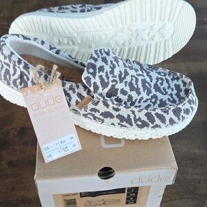 Hey Dude Size 7 NEW Women's Slip-Ons in Grey Cheetah Pattern